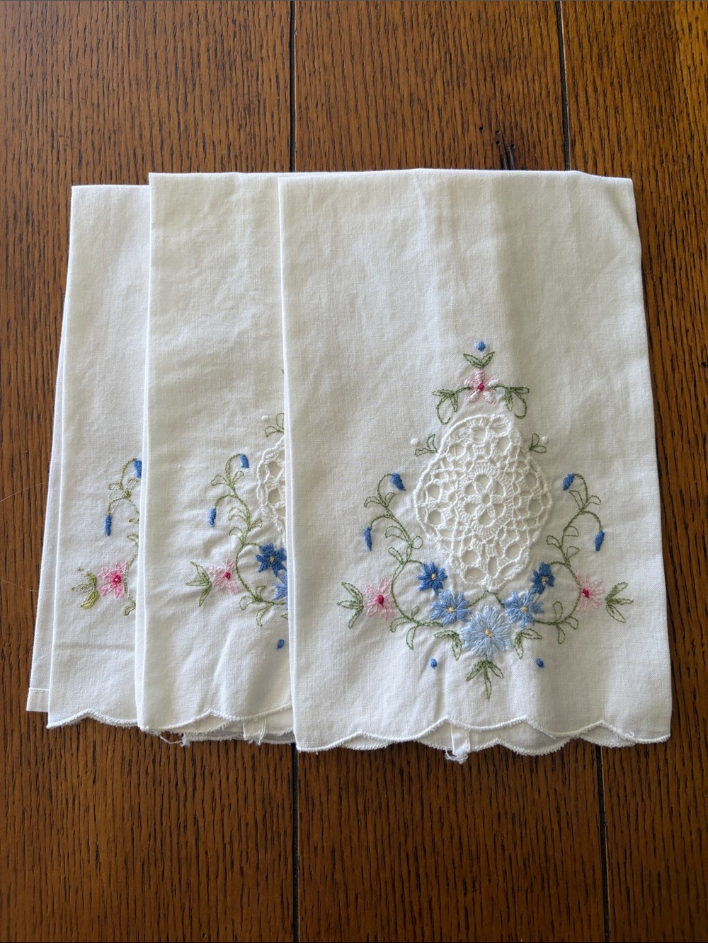 Vintage White Embroidered Floral Linen Napkins - Set of 3